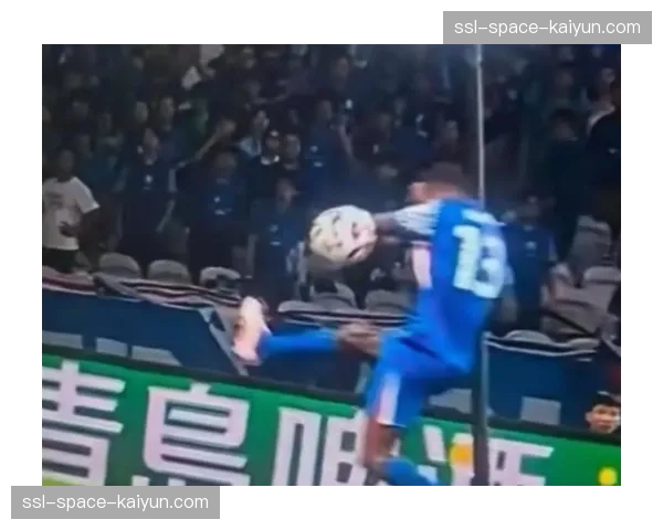 冲突瞬间：双方球员在定位球防守中的推搡与裁判的调停