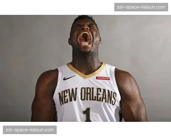 特写：场边观战的锡安-威廉姆森目睹球队出局后的落寞神情